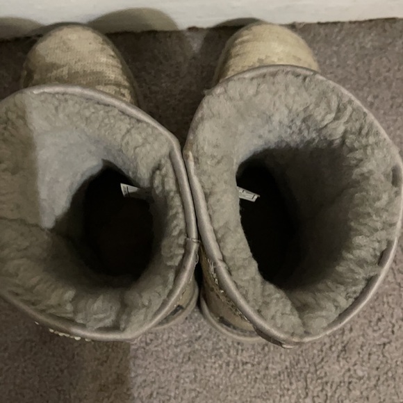 Ugg - Picture 3 of 4